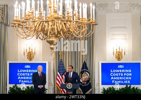 Washington, États-Unis d'Amérique. 05 mars 2024. Rohit Chopra, directeur du Bureau financier des consommateurs des États-Unis, s'exprime en présentant le président Joe Biden, à gauche, lors d'une réunion du Conseil de la concurrence au State Dining Room de la Maison Blanche, le 5 mars 2024 à Washington, DC crédit : Oliver Contreras/White House photo/Alamy Live News Banque D'Images