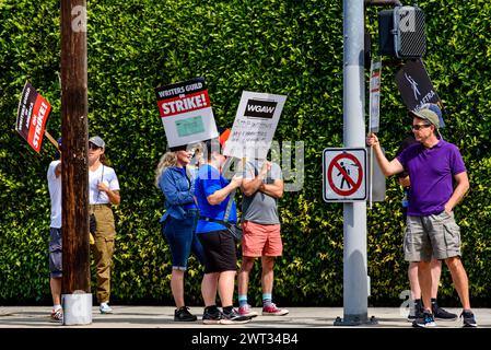 Un grand angle de la ligne de piquetage pendant la grève des scénaristes et des acteurs devant les Paramount Studios à Burbank, Californie, le 17 juillet 2023. Banque D'Images