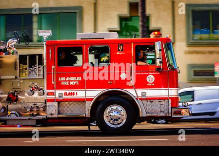 Un camion de pompiers du service d'incendie de Los Angeles passe devant pendant la grève des scénaristes et des acteurs aux Paramount Pictures Studios à Burbank. Crédit : Erik Morgan Banque D'Images