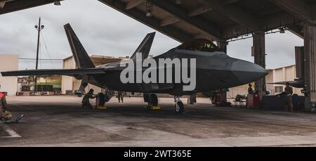 Des aviateurs de l'US Air Force affectés au 15th Aircraft maintenance Squadron inspectent un avion F-22 Raptor de l'US Air Force affecté à la 154th Wing Hawaii Banque D'Images