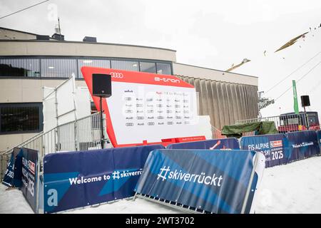 15.03.2024, Saalbach, AUT, Unterwegs in Salzburg, FIS Weltcup ski Alpin, Vorberichte, im Bild Feature, Letzte Arbeiten im Zielstadion, Verschiedene Features, zum Thema Vorbereitungen, *** 15 03 2024, Saalbach, AUT, sur la route de Salzbourg, FIS Coupe du monde de ski alpin, rapports préliminaires, dans le film, travail final dans le stade d'arrivée, diverses caractéristiques, sur le thème des préparatifs, Banque D'Images