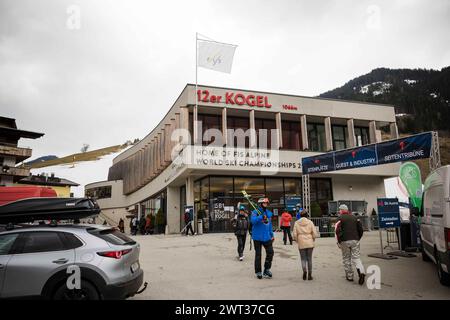 15.03.2024, Saalbach, AUT, Unterwegs in Salzburg, FIS Weltcup ski Alpin, Vorberichte, im Bild Feature, Letzte Arbeiten im Zielstadion, Verschiedene Features, zum Thema Vorbereitungen, *** 15 03 2024, Saalbach, AUT, sur la route de Salzbourg, FIS Coupe du monde de ski alpin, rapports préliminaires, dans le film, travail final dans le stade d'arrivée, diverses caractéristiques, sur le thème des préparatifs, Banque D'Images