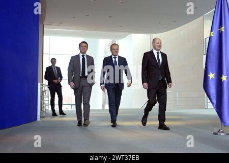 Emmanuel Macron, Olaf Scholz und Donald Tusk beim Pressestatement nach dem gemeinsamen Gespräch mit dem Bundeskanzler im Bundeskanzleramt. Berlin, 15.03.2024 Banque D'Images