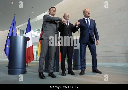 Emmanuel Macron, Olaf Scholz und Donald Tusk beim Pressestatement nach dem gemeinsamen Gespräch mit dem Bundeskanzler im Bundeskanzleramt. Berlin, 15.03.2024 Banque D'Images