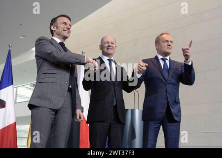 Emmanuel Macron, Olaf Scholz und Donald Tusk beim Pressestatement nach dem gemeinsamen Gespräch mit dem Bundeskanzler im Bundeskanzleramt. Berlin, 15.03.2024 Banque D'Images