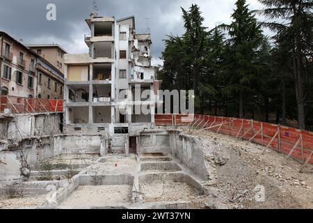 Une maison partiellement effondrée, en attente de reconstruction, environ un an après le tremblement de terre dans la ville de L'Aquila, survenu le 6 avril 2009 Banque D'Images