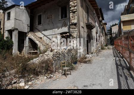 Une maison partiellement effondrée, en attente de reconstruction, environ un an après le tremblement de terre dans la ville de L'Aquila, survenu le 6 avril 2009 Banque D'Images