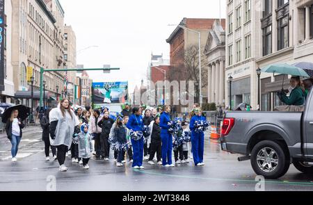 Scranton, Pennsylvanie - 9 mars 2024 : la tenue annuelle Patrick's Day Parade le long du Marketplace dans le centre commercial Steamtown Banque D'Images