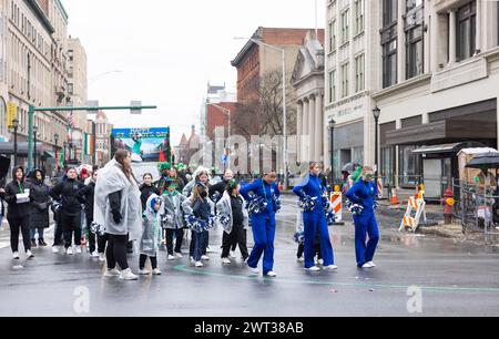 Scranton, Pennsylvanie - 9 mars 2024 : la tenue annuelle Patrick's Day Parade le long du Marketplace dans le centre commercial Steamtown Banque D'Images