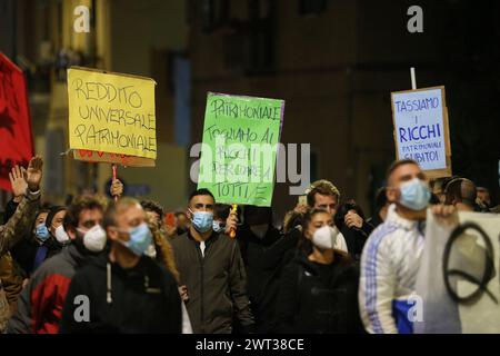 Les gens avec des pancartes protestent contre les mesures de confinement partiel du gouvernement italien et régional, prises pour l'augmentation de la contagion fro Banque D'Images