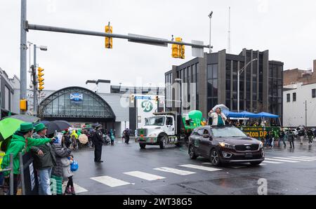 Scranton, Pennsylvanie - 9 mars 2024 : la tenue annuelle Patrick's Day Parade le long du Marketplace dans le centre commercial Steamtown Banque D'Images