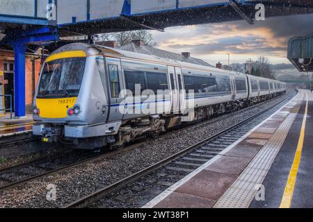 Train de banlieue diesel et gare. West Midlands Angleterre Royaume-Uni Banque D'Images