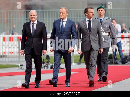 OLAF Scholz, Bundeskanzler, Donald Tusk, Ministerpräsident von Polen, Emmanuel Macron, Staatspräsident der Französischen Republik, Deutschland, Berlin, Bundeskanzleramt, Bildtermin BEI der Begrüßung des Staatspräsidenten der Republik Frankreich, Emmanuel Macron, und des Ministerpräsidenten der Republik Polen, Donald Tusk, durch den BK mit militärischen Ehren *** Olaf Scholz, chancelier fédéral, Donald Tusk, premier ministre polonais, Emmanuel Macron, président de la République française, Allemagne, Berlin, Chancellerie fédérale, occasion photo d'accueillir le Président de la République française, Emmanue Banque D'Images