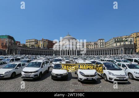 Plus de 500 taxis sur la place Plebiscito de Naples, en raison de la protestation des chauffeurs de taxi, contre le gouvernement italien, pour la déréglementation du secteur, Banque D'Images