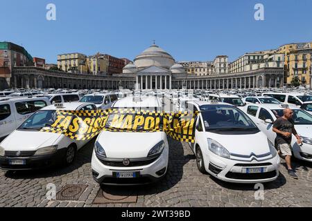 Plus de 500 taxis sur la place Plebiscito de Naples, en raison de la protestation des chauffeurs de taxi, contre le gouvernement italien, pour la déréglementation du secteur, Banque D'Images