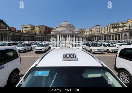 Plus de 500 taxis sur la place Plebiscito de Naples, en raison de la protestation des chauffeurs de taxi, contre le gouvernement italien, pour la déréglementation du secteur, Banque D'Images