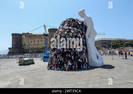 Vue sur la reproduction géante de l'œuvre de Michelangelo Pistoletto Vénus des chiffons, installée sur la place Municipio à Naples. Banque D'Images