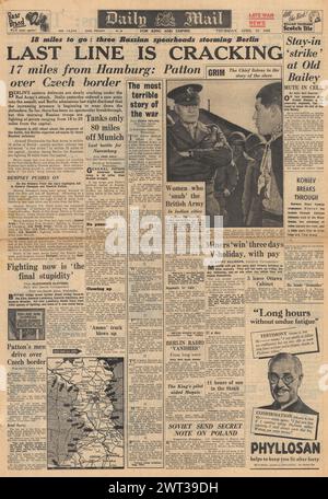 1945 Daily mail page de couverture signalant l'Armée rouge près de Berlin, l'avance de l'armée britannique vers Hambourg, Eisenhower au camp de contration de Buchenwald, rapport de Belsen et des forces américaines en Tchécoslovaquie Banque D'Images