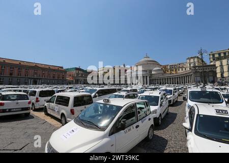 Plus de 500 taxis sur la place Plebiscito de Naples, en raison de la protestation des chauffeurs de taxi, contre le gouvernement italien, pour la déréglementation du secteur, Banque D'Images