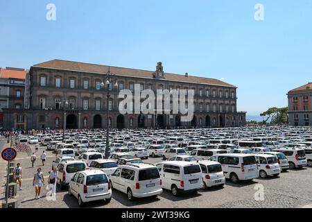 Plus de 500 taxis sur la place Plebiscito de Naples, en raison de la protestation des chauffeurs de taxi, contre le gouvernement italien, pour la déréglementation du secteur, Banque D'Images