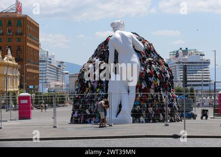 Vue sur la reproduction géante de l'œuvre de Michelangelo Pistoletto Vénus des chiffons, installée sur la place Municipio à Naples. Banque D'Images