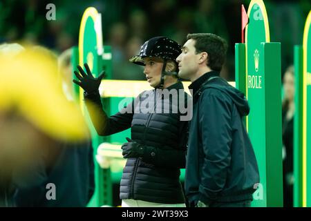 Denbosch, pays-Bas - 10 mars 2024. Jana Wargers, de l'Allemagne, marche sur le parcours avant le Grand Prix Rolex de 1,60 M. Banque D'Images