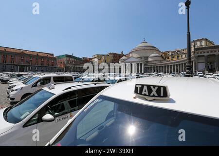 Plus de 500 taxis sur la place Plebiscito de Naples, en raison de la protestation des chauffeurs de taxi, contre le gouvernement italien, pour la déréglementation du secteur, Banque D'Images