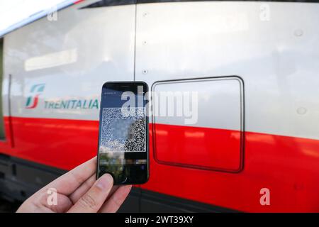 (Note de l'éditeur : l'image a été manipulée numériquement pour masquer le nom.) Dans cette illustration photo une main tenant un smartphone avec le Green Pass QR co Banque D'Images