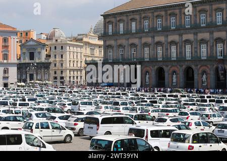 Plus de 500 taxis sur la place Plebiscito de Naples, en raison de la protestation des chauffeurs de taxi, contre le gouvernement italien, pour la déréglementation du secteur, Banque D'Images