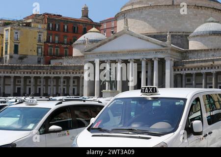 Plus de 500 taxis sur la place Plebiscito de Naples, en raison de la protestation des chauffeurs de taxi, contre le gouvernement italien, pour la déréglementation du secteur, Banque D'Images