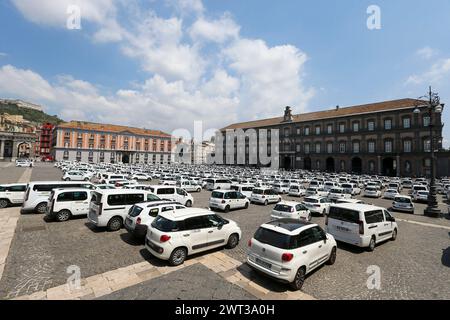 Plus de 500 taxis sur la place Plebiscito de Naples, en raison de la protestation des chauffeurs de taxi, contre le gouvernement italien, pour la déréglementation du secteur, Banque D'Images