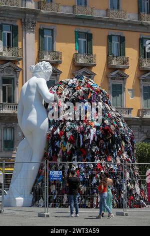 Vue sur la reproduction géante de l'œuvre de Michelangelo Pistoletto Vénus des chiffons, installée sur la place Municipio à Naples. Banque D'Images