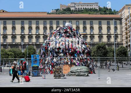 Une vue arrière de la reproduction géante de l'œuvre d'art de Michelangelo Pistoletto Vénus des Rags, installée sur la place Municipio à Naples. Banque D'Images