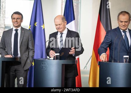 Treffen Weimarer Dreieck in Berlin - Pressestatements - Emmanuel Macron, Staatspräsident der Französischen Republik, Olaf Scholz, Bundeskanzler, Donald Tusk, Ministerpräsident Polen von linksTreffen Weimarer Dreieck in Berlin - Pressestatements - Emmanuel Macron, Staatspräsident der Französischen Republik, Olaf Scholz, Bundeskanzler, Donald Tusk, Ministerpräsident Polen von links, Polen von links, Berlin Berlin Deutschland Bundeskanzleramt *** rencontre du Triangle de Weimar à Berlin communiqués de presse Emmanuel Macron, président de la République française, Olaf Scholz, chancelier fédéral, Donald Tusk, premier ministre de la Pol Banque D'Images