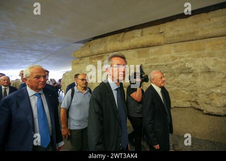 Le maire de Naples, Gaetano Manfredi (centre) avec le gouverneur Vincenzo de Luca (arrière-droite), à l'intérieur du nouveau tunnel inauguré à Naples, qui con Banque D'Images