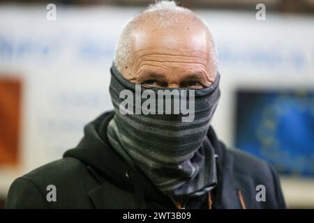 Le colonel des Carabinieri, Sergio de Caprio, connu sous le nom de capitaine Last, avec son visage couvert pour des raisons de sécurité, lors d'une conférence de presse pour LEG Banque D'Images