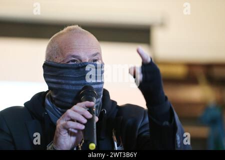 Le colonel des Carabinieri, Sergio de Caprio, connu sous le nom de capitaine Last, avec son visage couvert pour des raisons de sécurité, lors d'une conférence de presse pour LEG Banque D'Images