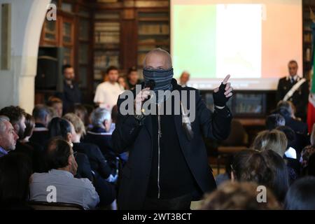 Le colonel des Carabinieri, Sergio de Caprio, connu sous le nom de capitaine Last, avec son visage couvert pour des raisons de sécurité, lors d'une conférence de presse pour LEG Banque D'Images