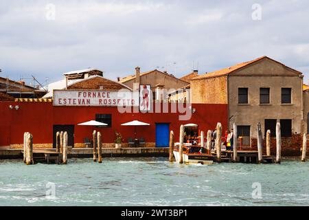 Murano, Italie - 6 octobre 2019 : ancienne usine artistique de soufflage de verre Fornace Estevan Rossetto extérieur dans le centre de l'île de Murano. Production manuelle en verre de Murano. Verrerie à Venise, Italie. Banque D'Images