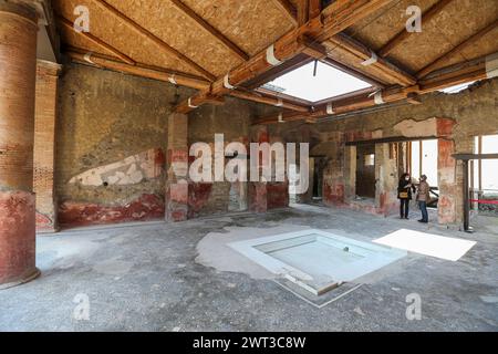 Une vue interne de la Maison du Gem, dans les fouilles archéologiques d'Herculanum, juste ouvert après la restauration. Banque D'Images