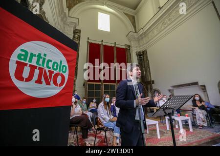 Le ministre de la Santé Roberto Speranza, lors de la conférence de presse pour soutenir le candidat au poste de maire de Naples, Gaetano Manfredi, organisée par la politique Banque D'Images