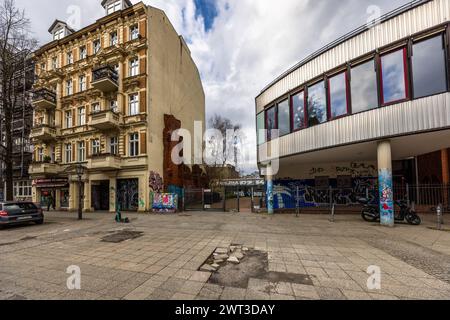 Sur Admiralstraße à Berlin Kreuzberg, de nombreux bâtiments anciens ont été démolis dans les années 1970 et remplacés par de nouveaux bâtiments moins durables. Les vieux bâtiments doivent leur salut à la scène des squatters, Berlin, Allemagne Banque D'Images