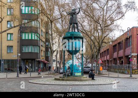 Sur Admiralstraße à Berlin Kreuzberg, de nombreux bâtiments anciens ont été démolis dans les années 1970 et remplacés par de nouveaux bâtiments moins durables. Les vieux bâtiments doivent leur salut à la scène des squatters, Berlin, Allemagne Banque D'Images