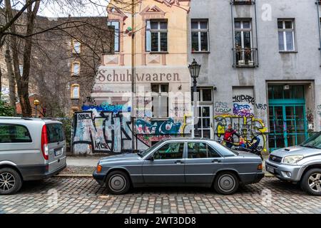 Sur Admiralstraße à Berlin Kreuzberg, de nombreux bâtiments anciens ont été démolis dans les années 1970 et remplacés par de nouveaux bâtiments moins durables. Les vieux bâtiments doivent leur salut à la scène des squatters, Berlin, Allemagne Banque D'Images