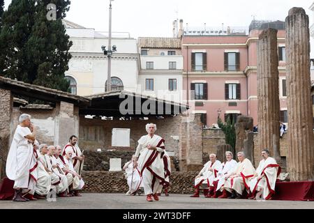 Roma, Italie. 15 mars 2024. Rome, Italie - vendredi 15 mars 2024 le Groupe historique romain antique commémore l'assassinat de Jules César pour l'Idi di Marzo (le 15 mars) dans la zone sacrée de Largo Argentina - politique - Rome, Italie - vendredi 15 mars 2024 (photo Cecilia Fabiano/LaPresse) il gruppo storico Romano rievoca dell'assassinio di Giulio Cesare per le Idi di Marzo nell'area Sacra di Largo Arg crédit : LaPresse/Alamy Live News Banque D'Images