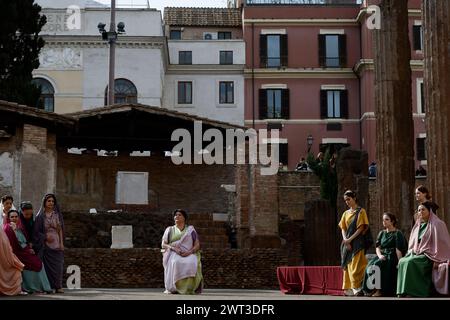 Roma, Italie. 15 mars 2024. Rome, Italie - vendredi 15 mars 2024 le Groupe historique romain antique commémore l'assassinat de Jules César pour l'Idi di Marzo (le 15 mars) dans la zone sacrée de Largo Argentina - politique - Rome, Italie - vendredi 15 mars 2024 (photo Cecilia Fabiano/LaPresse) il gruppo storico Romano rievoca dell'assassinio di Giulio Cesare per le Idi di Marzo nell'area Sacra di Largo Arg crédit : LaPresse/Alamy Live News Banque D'Images