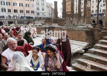 Roma, Italie. 15 mars 2024. Rome, Italie - vendredi 15 mars 2024 le Groupe historique romain antique commémore l'assassinat de Jules César pour l'Idi di Marzo (le 15 mars) dans la zone sacrée de Largo Argentina - politique - Rome, Italie - vendredi 15 mars 2024 (photo Cecilia Fabiano/LaPresse) il gruppo storico Romano rievoca dell'assassinio di Giulio Cesare per le Idi di Marzo nell'area Sacra di Largo Arg crédit : LaPresse/Alamy Live News Banque D'Images