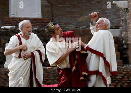 Roma, Italie. 15 mars 2024. Rome, Italie - vendredi 15 mars 2024 le Groupe historique romain antique commémore l'assassinat de Jules César pour l'Idi di Marzo (le 15 mars) dans la zone sacrée de Largo Argentina - politique - Rome, Italie - vendredi 15 mars 2024 (photo Cecilia Fabiano/LaPresse) il gruppo storico Romano rievoca dell'assassinio di Giulio Cesare per le Idi di Marzo nell'area Sacra di Largo Arg crédit : LaPresse/Alamy Live News Banque D'Images