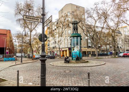 Sur Admiralstraße à Berlin Kreuzberg, de nombreux bâtiments anciens ont été démolis dans les années 1970 et remplacés par de nouveaux bâtiments moins durables. Les vieux bâtiments doivent leur salut à la scène des squatters, Berlin, Allemagne Banque D'Images
