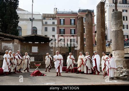 Roma, Italie. 15 mars 2024. Rome, Italie - vendredi 15 mars 2024 le Groupe historique romain antique commémore l'assassinat de Jules César pour l'Idi di Marzo (le 15 mars) dans la zone sacrée de Largo Argentina - politique - Rome, Italie - vendredi 15 mars 2024 (photo Cecilia Fabiano/LaPresse) il gruppo storico Romano rievoca dell'assassinio di Giulio Cesare per le Idi di Marzo nell'area Sacra di Largo Arg crédit : LaPresse/Alamy Live News Banque D'Images